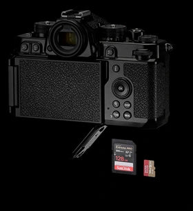 Appareil photo hybride Nikon KIT Z f Silver + Z 24-70mm f/4 + promo étui cuir & courroie